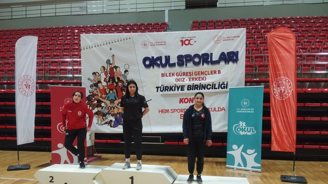 Öğrencimiz HELİN UZUN Türkiye şampiyonasına katılmış ve Türkiye Üçüncüsü olarak bilek güreşi müsabakalarını tamamlamıştır